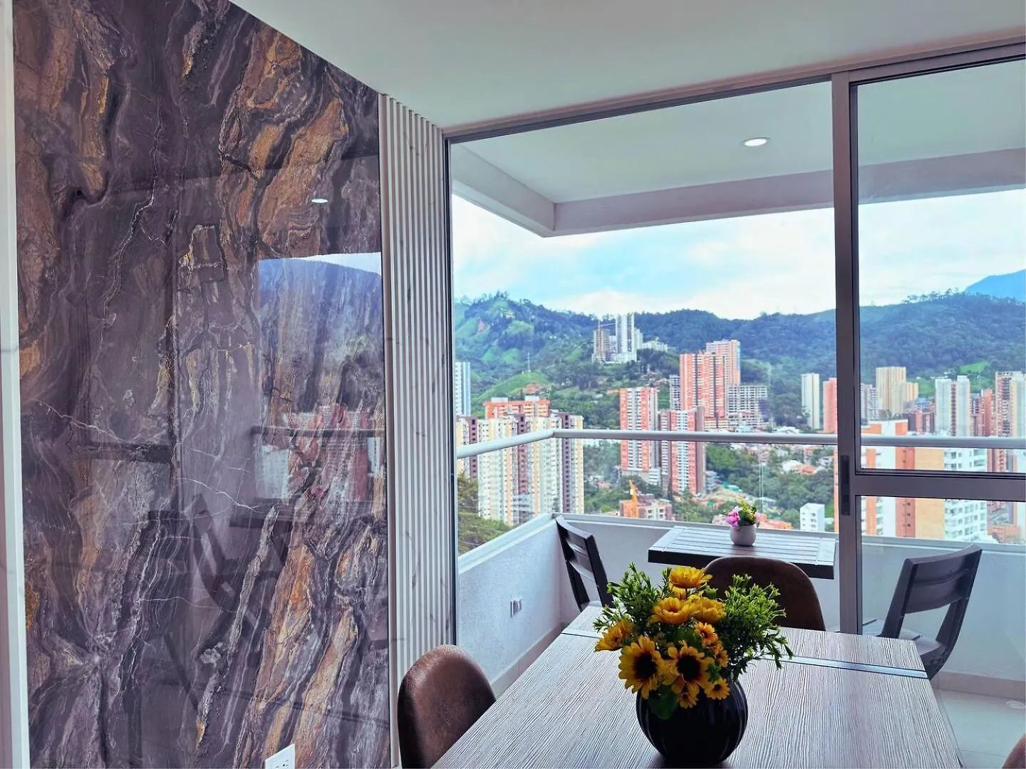 3Br Stunning Views Minimalist Sabaneta Apartment